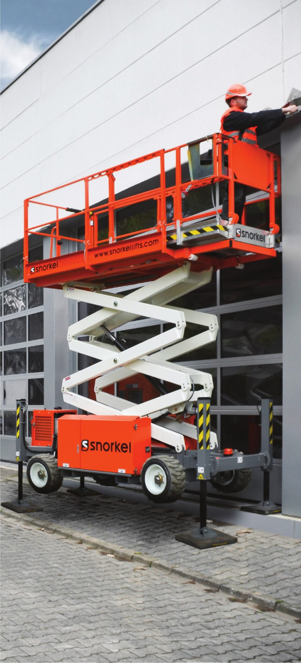 Snorkel S2755RT / Self Leveling Narrow Rough Terrain Diesel Scissorlift 10m